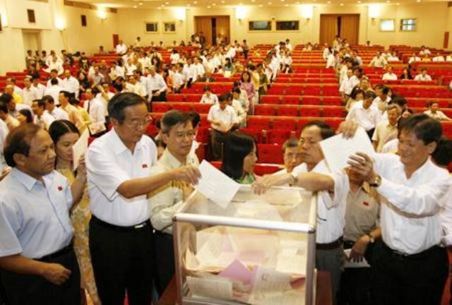 Chủ tịch QH Nguyễn Sinh Hùng: Lá phiếu cầm nhẹ nhàng, nhưng là trách nhiệm lớn với cử tri ảnh 2 Chủ tịch QH Nguyễn Sinh Hùng: Lá phiếu cầm nhẹ nhàng, nhưng là trách nhiệm lớn với cử tri ảnh 2
