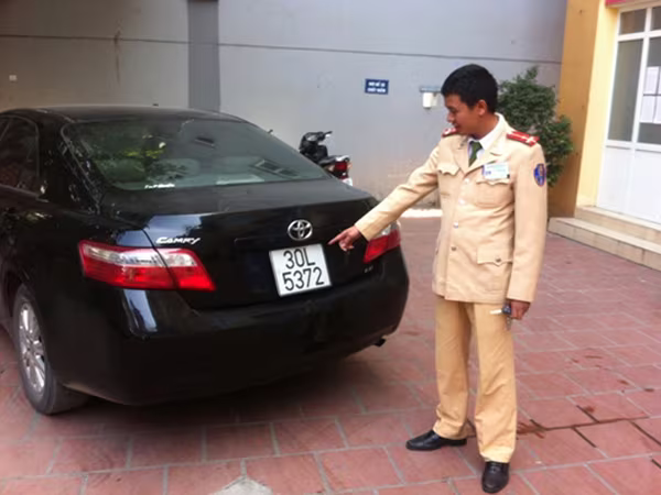 Xe Camry gắn biển giả “dạo phố” ảnh 1
