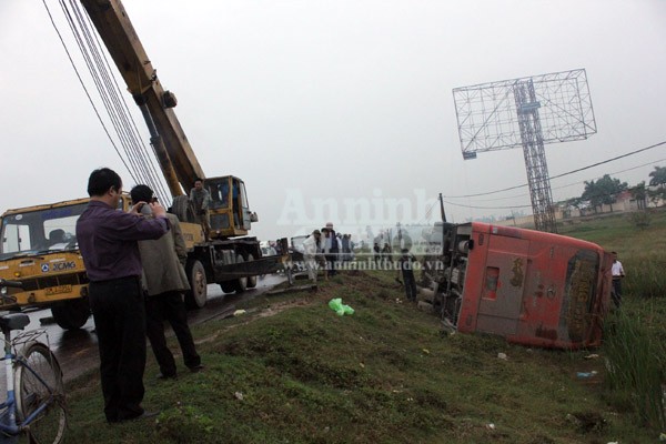 Xe giường nằm lật nhào xuống ruộng, hàng chục hành khách may mắn thoát nạn ảnh 4 Xe giường nằm lật nhào xuống ruộng, hàng chục hành khách may mắn thoát nạn ảnh 4