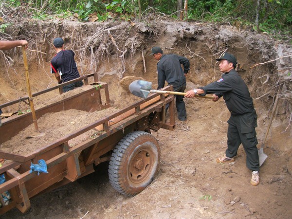 Đắk Lắk: Cảnh sát cơ động về buôn giúp dân làm đường ảnh 2 Đắk Lắk: Cảnh sát cơ động về buôn giúp dân làm đường ảnh 2