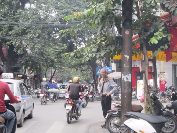 Căng thẳng như...  sang đường ở phố cổ ảnh 1