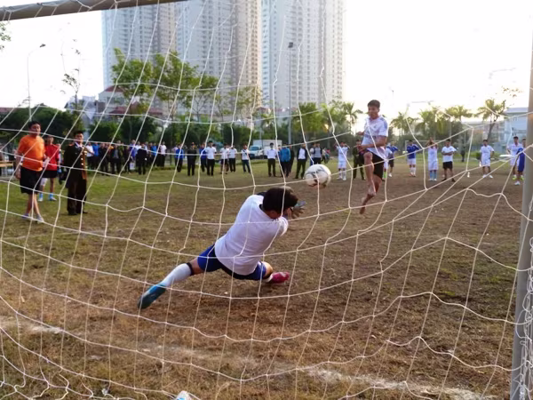 Sôi nổi giải bóng đá chào mừng ngày Nhà giáo Việt Nam ảnh 7