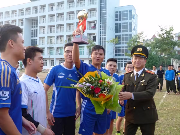 Sôi nổi giải bóng đá chào mừng ngày Nhà giáo Việt Nam ảnh 10