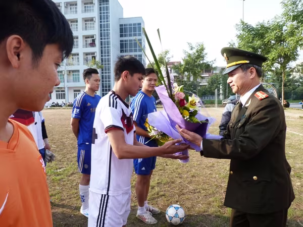 Sôi nổi giải bóng đá chào mừng ngày Nhà giáo Việt Nam ảnh 3