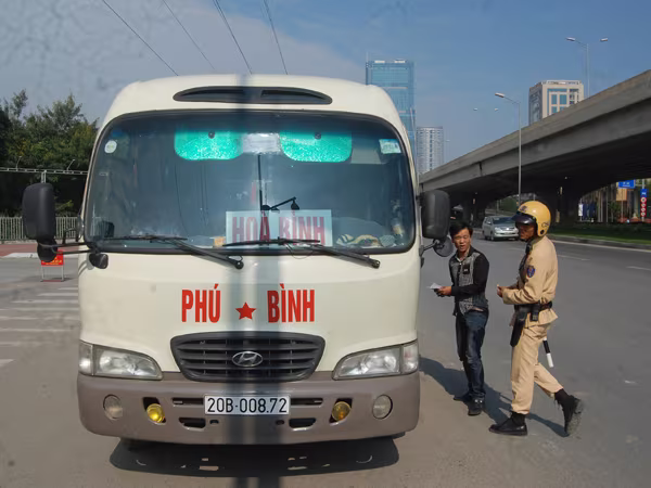 Đón trả khách trái phép ở đường cao tốc trên cao: Phạt cả người đi bộ và lái xe ảnh 1 Đón trả khách trái phép ở đường cao tốc trên cao: Phạt cả người đi bộ và lái xe ảnh 1