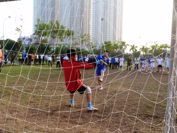 Sôi nổi giải bóng đá chào mừng ngày Nhà giáo Việt Nam ảnh 8