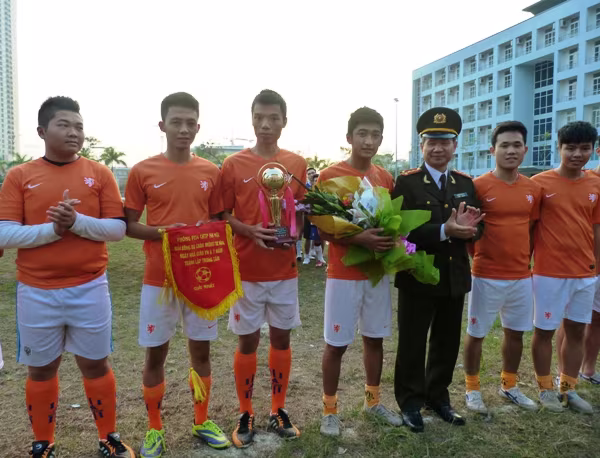 Sôi nổi giải bóng đá chào mừng ngày Nhà giáo Việt Nam ảnh 11