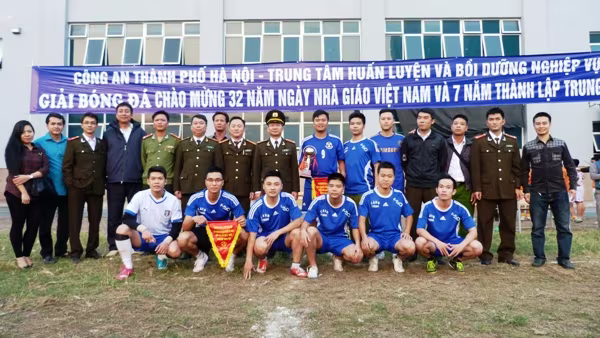 Sôi nổi giải bóng đá chào mừng ngày Nhà giáo Việt Nam ảnh 2