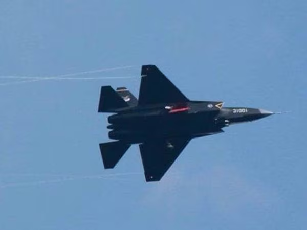 Siêu tiêm kích J-31 của Trung Quốc bị chê “tơi tả” ảnh 1 Siêu tiêm kích J-31 của Trung Quốc bị chê “tơi tả” ảnh 1