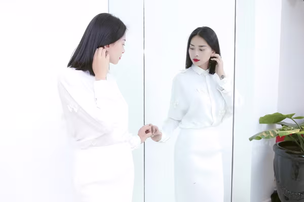 Ngô Thanh Vân đầy bí ẩn và quyến rũ trong trang phục Twins ảnh 8 Ngô Thanh Vân đầy bí ẩn và quyến rũ trong trang phục Twins ảnh 8