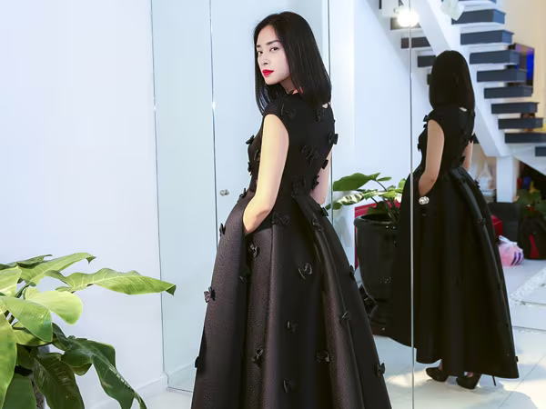 Ngô Thanh Vân đầy bí ẩn và quyến rũ trong trang phục Twins ảnh 4 Ngô Thanh Vân đầy bí ẩn và quyến rũ trong trang phục Twins ảnh 4
