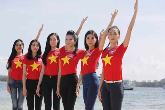 Thí sinh HHVN 2014 rực rỡ áo cờ đỏ sao vàng ảnh 4