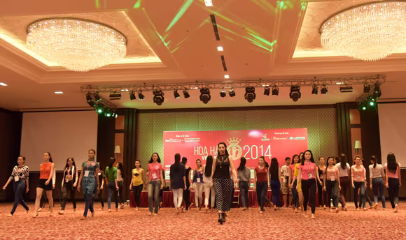 Người mẫu Thuý Hằng “rèn dáng” cho thí sinh HHVN 2014 ảnh 8 Người mẫu Thuý Hằng “rèn dáng” cho thí sinh HHVN 2014 ảnh 8