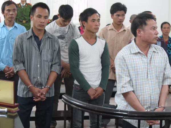 Hai nhà hỗn chiến vì con trẻ… quấy khóc ảnh 1