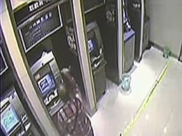 9 cây ATM đã bị phá hỏng 9 cây ATM đã bị phá hỏng