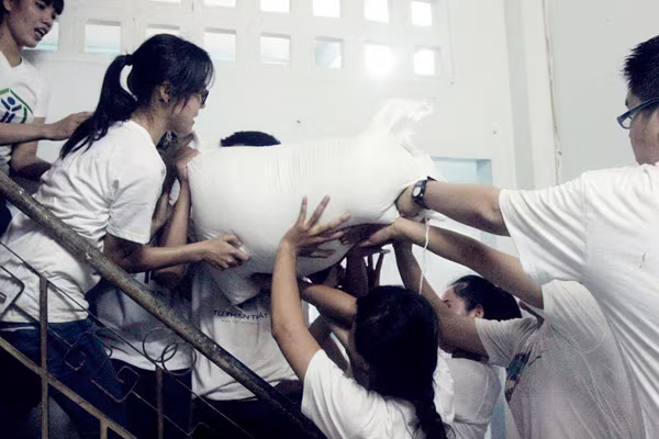 Nghệ sĩ Việt hào hứng gom từng túi gạo nhỏ làm từ thiện ảnh 11 Nghệ sĩ Việt hào hứng gom từng túi gạo nhỏ làm từ thiện ảnh 11