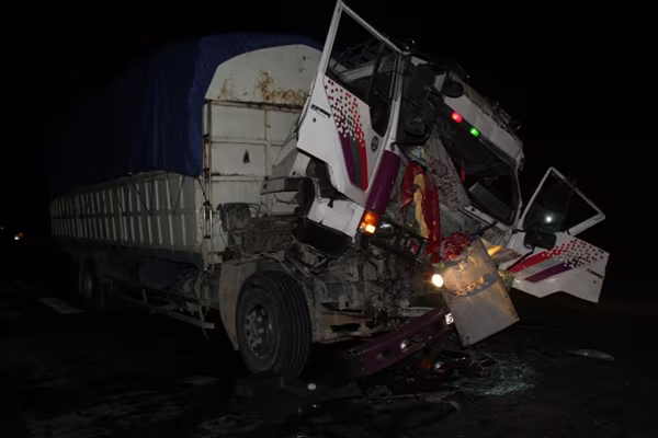 Xe tải đâm nhau, lái xe kẹt trong cabin ảnh 1