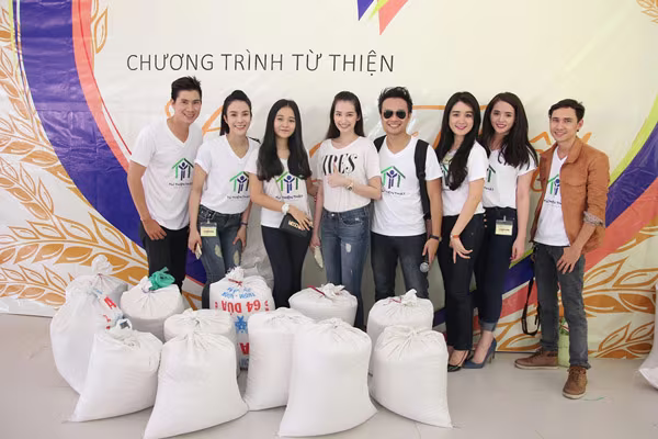 Nghệ sĩ Việt hào hứng gom từng túi gạo nhỏ làm từ thiện ảnh 10 Nghệ sĩ Việt hào hứng gom từng túi gạo nhỏ làm từ thiện ảnh 10