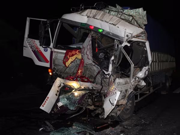 Xe tải đâm nhau, lái xe kẹt trong cabin ảnh 2