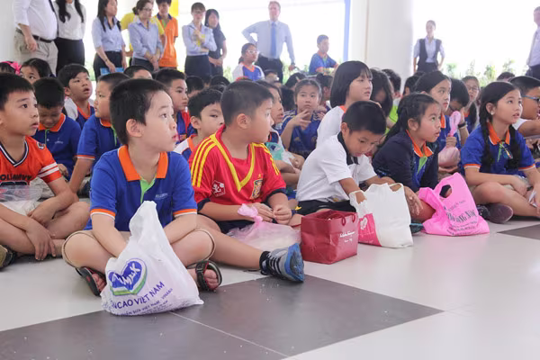 Nghệ sĩ Việt hào hứng gom từng túi gạo nhỏ làm từ thiện ảnh 1 Nghệ sĩ Việt hào hứng gom từng túi gạo nhỏ làm từ thiện ảnh 1