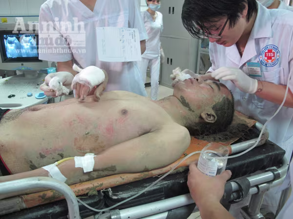 Xe khách mất lái lao xuống ruộng, hơn 10 người bị thương nặng ảnh 6 Xe khách mất lái lao xuống ruộng, hơn 10 người bị thương nặng ảnh 6