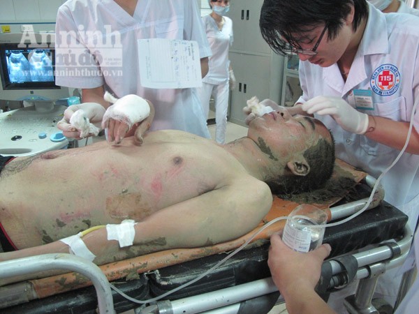 Xe khách mất lái lao xuống ruộng, hơn 10 người bị thương nặng ảnh 6 Xe khách mất lái lao xuống ruộng, hơn 10 người bị thương nặng ảnh 6