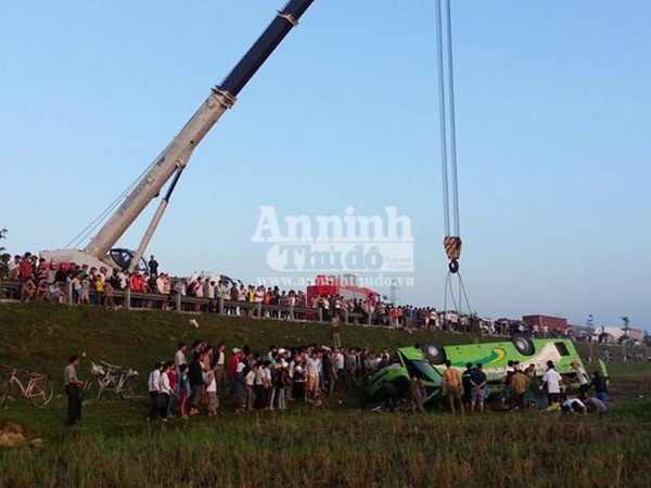 Xe khách mất lái lao xuống ruộng, hơn 10 người bị thương nặng ảnh 5 Xe khách mất lái lao xuống ruộng, hơn 10 người bị thương nặng ảnh 5