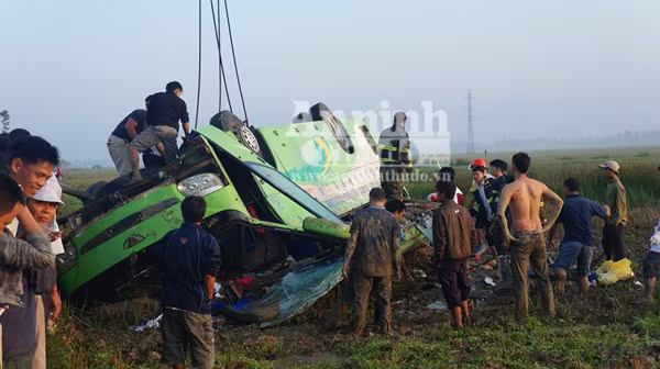 Xe khách mất lái lao xuống ruộng, hơn 10 người bị thương nặng ảnh 4 Xe khách mất lái lao xuống ruộng, hơn 10 người bị thương nặng ảnh 4