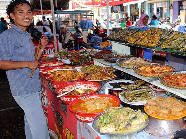 Quan chức nên ăn “cơm bụi” để tiết kiệm ngân sách ảnh 1