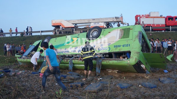 Xe khách mất lái lao xuống ruộng, hơn 10 người bị thương nặng ảnh 1 Xe khách mất lái lao xuống ruộng, hơn 10 người bị thương nặng ảnh 1