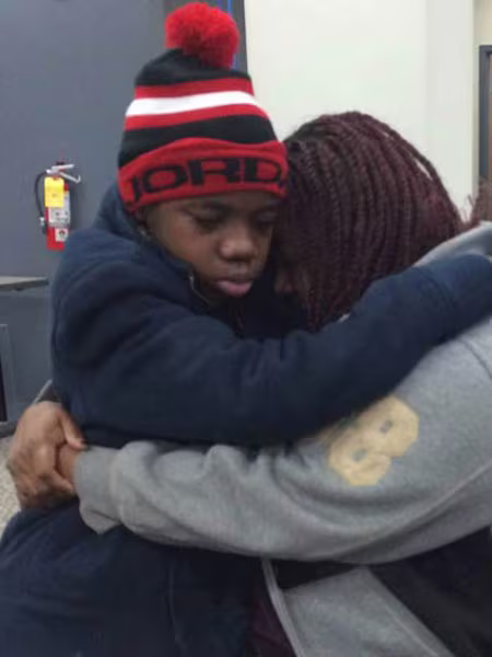 Cậu bé 13 tuổi đoàn tụ với mẹ đẻ sau 4 năm bị cha và mẹ kế giam giữ ảnh 1 Cậu bé 13 tuổi đoàn tụ với mẹ đẻ sau 4 năm bị cha và mẹ kế giam giữ ảnh 1