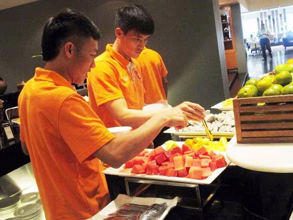 Cận cảnh bữa trưa của ĐT Việt Nam tại khách sạn hạng sạng Hilton PJ ảnh 7 Cận cảnh bữa trưa của ĐT Việt Nam tại khách sạn hạng sạng Hilton PJ ảnh 7
