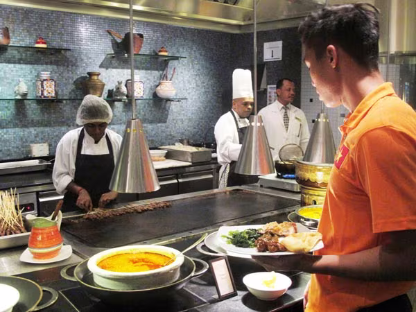 Cận cảnh bữa trưa của ĐT Việt Nam tại khách sạn hạng sạng Hilton PJ ảnh 5 Cận cảnh bữa trưa của ĐT Việt Nam tại khách sạn hạng sạng Hilton PJ ảnh 5