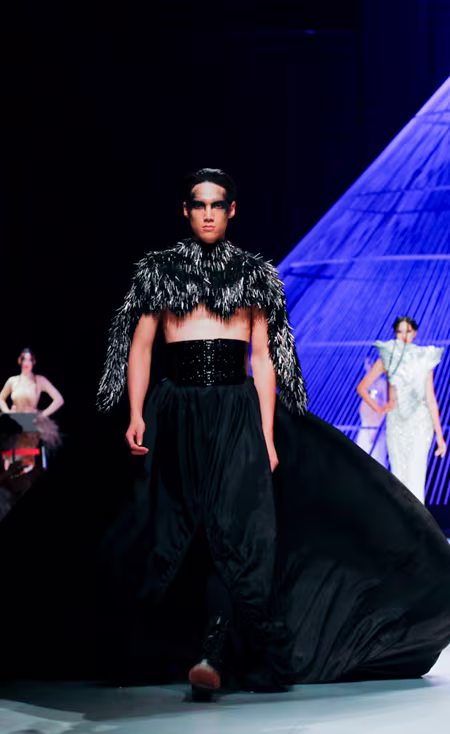 Hoàng Thuỳ làm vedette ấn tượng của NTK Singapore ảnh 8 Hoàng Thuỳ làm vedette ấn tượng của NTK Singapore ảnh 8