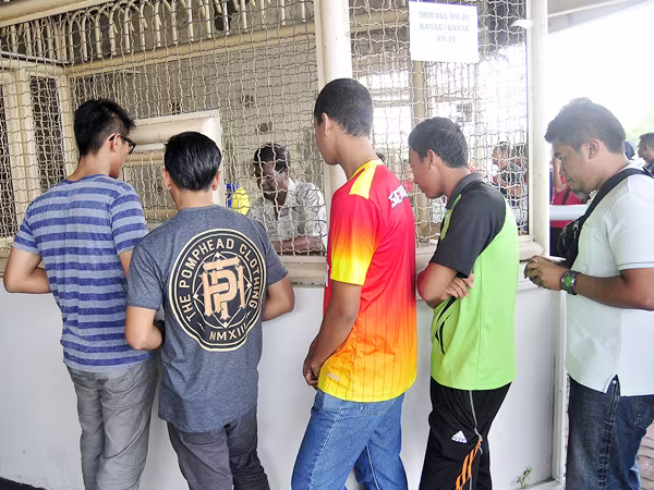 Xem CĐV Malaysia xếp hàng mua vé một cách ý thức ảnh 3