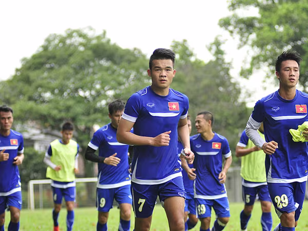 ĐT Việt Nam vượt khó trên đất bạn ảnh 1