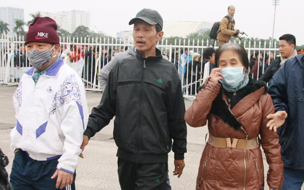 Bà cụ 65 tuổi “chen bẹp ruột” mới mua được vé xem tuyển Việt Nam ảnh 2