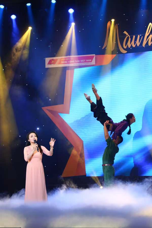 Sâu lắng đầy cảm xúc trong đêm nhạc tri ân "Màu hoa đỏ" ảnh 7