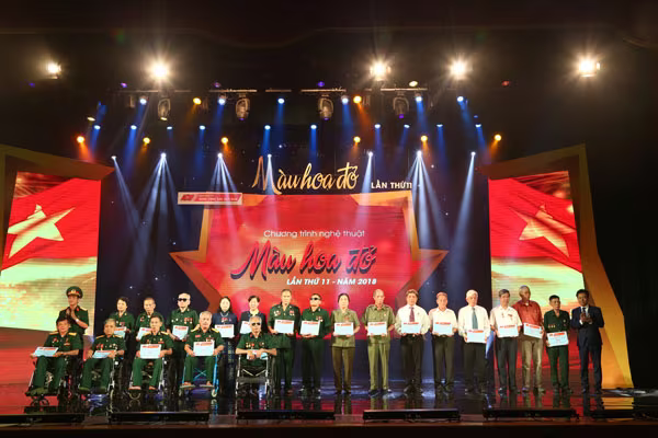 Sâu lắng đầy cảm xúc trong đêm nhạc tri ân "Màu hoa đỏ" ảnh 8