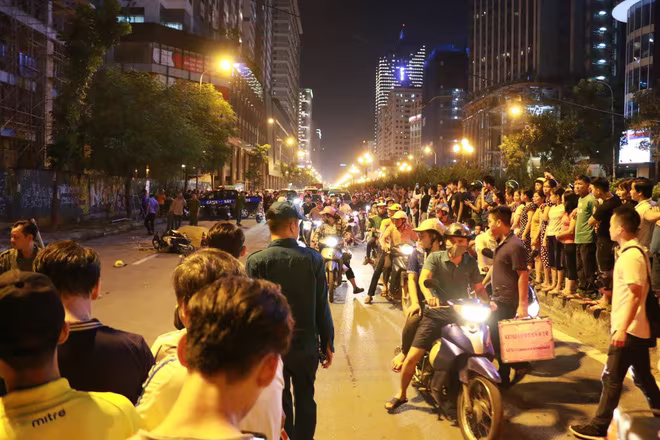 Vụ rơi thanh sắt ở đường Lê Văn Lương: Nguyên nhân và lời kể của nhân chứng ảnh 3 Vụ rơi thanh sắt ở đường Lê Văn Lương: Nguyên nhân và lời kể của nhân chứng ảnh 3