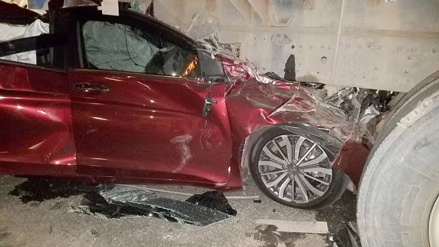 [AUDIO 23-8-3019] Ô tô con nát bét dưới gầm xe tải, gia đình 4 người thoát chết thần kỳ ảnh 1