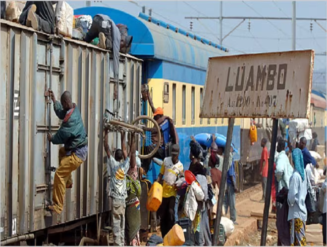 Tại Congo, năm 2007, khoảng 100 người chết trong vụ tai nạn xảy ra do phanh bị hỏng khi tàu đang chạy với vận tốc lớn. Hình ảnh một đoàn tàu đông đúc ở Congo Tại Congo, năm 2007, khoảng 100 người chết trong vụ tai nạn xảy ra do phanh bị hỏng khi tàu đang chạy với vận tốc lớn. Hình ảnh một đoàn tàu đông đúc ở Congo