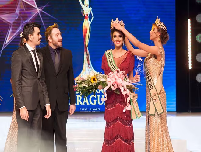 Clara Sosa từng giành chiến thắng cao nhất tại Miss Grand Paraguay hồi tháng 6 và giành hai giải phụ: Trang phục truyền thống đẹp nhất và Thí sinh có vóc dáng đẹp nhất Clara Sosa từng giành chiến thắng cao nhất tại Miss Grand Paraguay hồi tháng 6 và giành hai giải phụ: Trang phục truyền thống đẹp nhất và Thí sinh có vóc dáng đẹp nhất