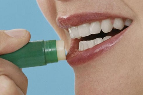 Những tuyệt chiêu để sở hữu bờ môi căng mọng trong mùa Đông ảnh 3 Những tuyệt chiêu để sở hữu bờ môi căng mọng trong mùa Đông ảnh 3
