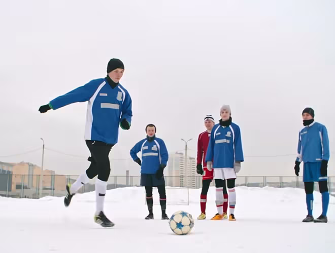 Vận động vào mùa đông giúp cải thiện lượng máu lưu thông, cung cấp oxy và chất dinh dưỡng cần thiết để nuôi dưỡng làn da. Ngoài ra, nó còn có tác dụng làm các vết thương hở nhanh lành, hạn chế tình trạng da khô nẻ, bong tróc Vận động vào mùa đông giúp cải thiện lượng máu lưu thông, cung cấp oxy và chất dinh dưỡng cần thiết để nuôi dưỡng làn da. Ngoài ra, nó còn có tác dụng làm các vết thương hở nhanh lành, hạn chế tình trạng da khô nẻ, bong tróc