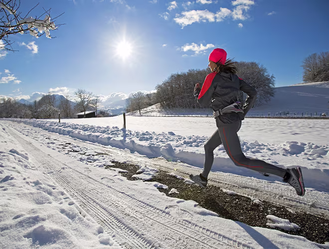 Trong mùa đông, nhiệt độ ngoài trời thường xuống thấp hơn nhiều so với thân nhiệt bình thường của cơ thể. Vì vậy, khi tập thể dục ngoài trời, bạn sẽ có xu hướng hoạt động nhiều hơn để điều chỉnh thân nhiệt. Việc này sẽ tiêu tốn calo nhiều hơn, giúp bạn giảm béo nhanh hơn Trong mùa đông, nhiệt độ ngoài trời thường xuống thấp hơn nhiều so với thân nhiệt bình thường của cơ thể. Vì vậy, khi tập thể dục ngoài trời, bạn sẽ có xu hướng hoạt động nhiều hơn để điều chỉnh thân nhiệt. Việc này sẽ tiêu tốn calo nhiều hơn, giúp bạn giảm béo nhanh hơn