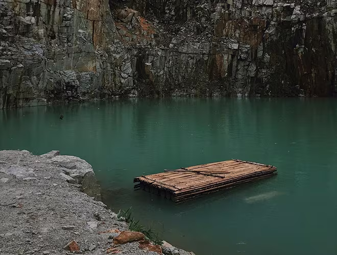 Chiếc bè duy nhất ở hồ nước là nơi nhiều người chờ đợi để được lên chụp ảnh. Bè có sẵn dây nối dài để một người trên bờ giữ lại, tránh trôi xa Chiếc bè duy nhất ở hồ nước là nơi nhiều người chờ đợi để được lên chụp ảnh. Bè có sẵn dây nối dài để một người trên bờ giữ lại, tránh trôi xa