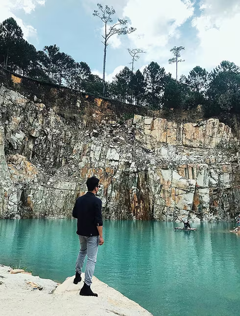 Đáng buồn là do lượng khách đông đúc nên tình trạng rác thải xung quanh khu vực này đang ngày càng tệ hơn. Những mẩu rác ngổn ngang, vướng trong những mỏm đá là hình ảnh rất xấu về ý thức du lịch của giới trẻ Đáng buồn là do lượng khách đông đúc nên tình trạng rác thải xung quanh khu vực này đang ngày càng tệ hơn. Những mẩu rác ngổn ngang, vướng trong những mỏm đá là hình ảnh rất xấu về ý thức du lịch của giới trẻ