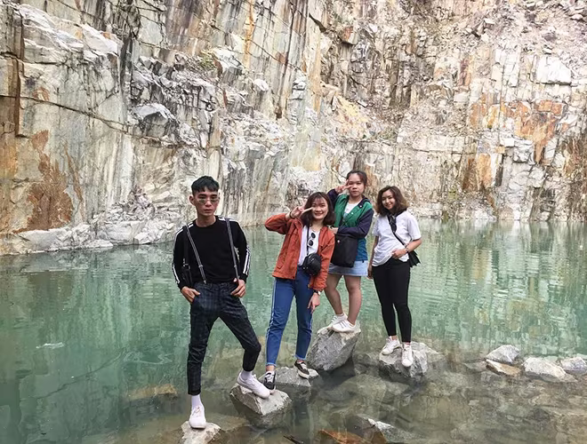 Bên cạnh đó, đây là lại khu vực tiềm ẩn nhiều rủi ro tai nạn do địa hình lởm chởm núi đá và độ sâu của hồ nước Bên cạnh đó, đây là lại khu vực tiềm ẩn nhiều rủi ro tai nạn do địa hình lởm chởm núi đá và độ sâu của hồ nước