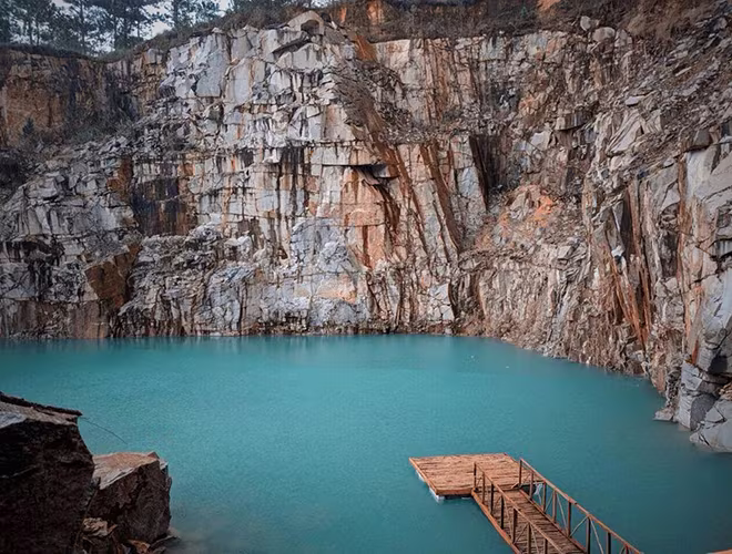 "Tuyệt tình cốc" của Đà Lạt thực chất là một mỏ đá hoa cương bị bỏ hoang nằm ở thôn Suối Cạn, xã Lát, huyện Lạc Dương, tỉnh Lâm Đồng. "Tuyệt tình cốc" của Đà Lạt thực chất là một mỏ đá hoa cương bị bỏ hoang nằm ở thôn Suối Cạn, xã Lát, huyện Lạc Dương, tỉnh Lâm Đồng.